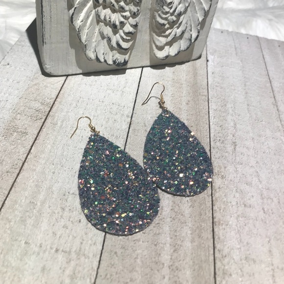 Jewelry - ♥️Leather Glitter Teardrop Earrings Green